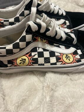 Vans Black & White Checkerboard Low-Top Sneakers  Sun Graphics Womens 10 Mens 8.